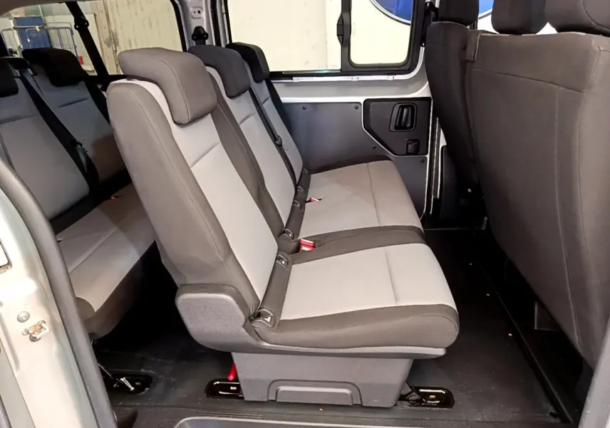 Vue intérieure côté droit sur les sièges gris clair et foncé du Toyota Proace Verso 2019, version 1.5 D LONG DYNAMIC.