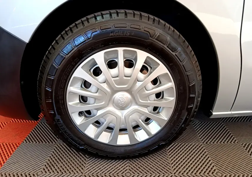 Gros plan sur la roue avant droite gris clair du Toyota Proace Verso 2019 avec enjoliveur argenté et pneu Michelin Agilis.