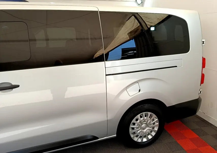 Vue latérale droite du Toyota Proace Verso gris clair, mettant en valeur la porte coulissante et la jante acier.