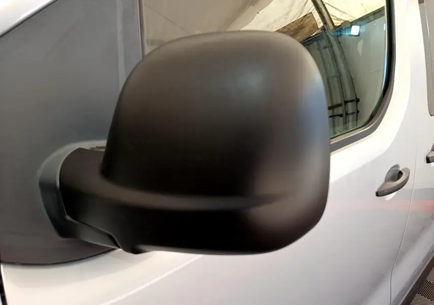 Gros plan sur le rétroviseur noir côté gauche du Toyota Proace Verso gris clair, vue latérale avant du véhicule.