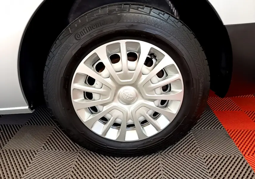 Gros plan sur la roue avant droite grise du Toyota Proace Verso 2019 avec jante acier et enjoliveur argenté.