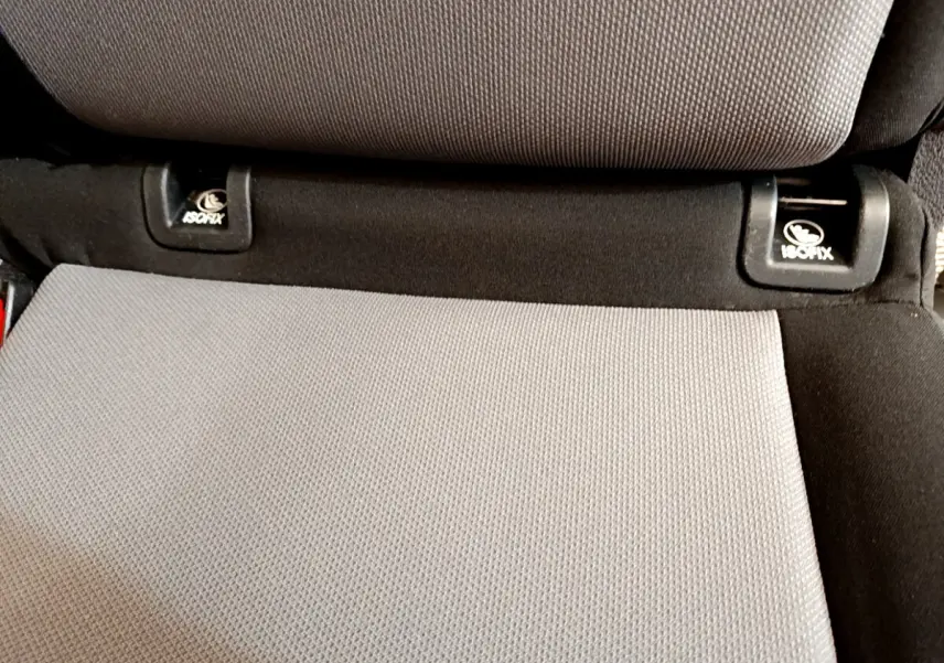 Détail de la banquette arrière gris clair avec attaches ISOFIX du Toyota Proace Verso 2019 vue de face.