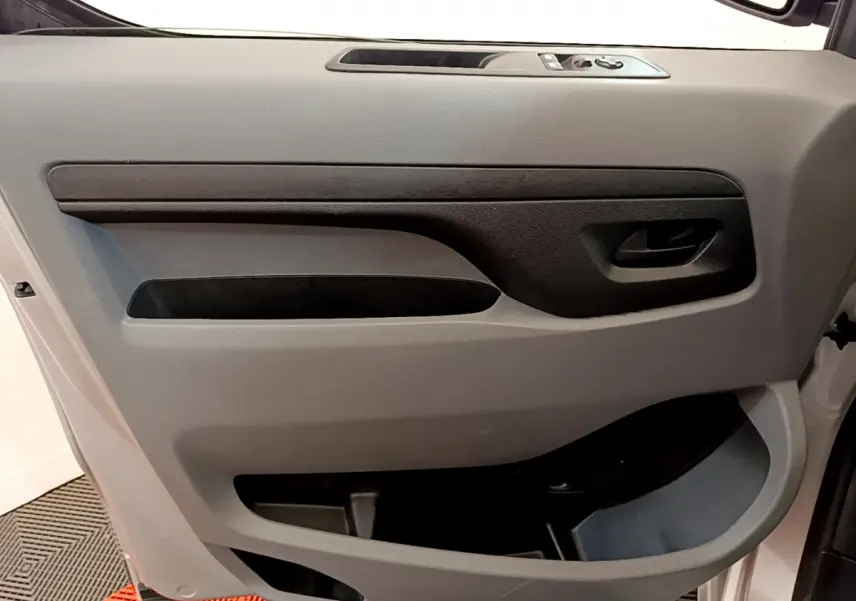 Panneau de porte côté gauche gris clair du Toyota Proace Verso 2019 avec poignée et commandes électriques.