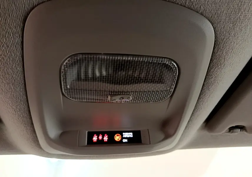 Plafonnier intérieur gris clair avec voyants de ceinture et airbag passager allumés dans un Toyota Proace Verso 2019.