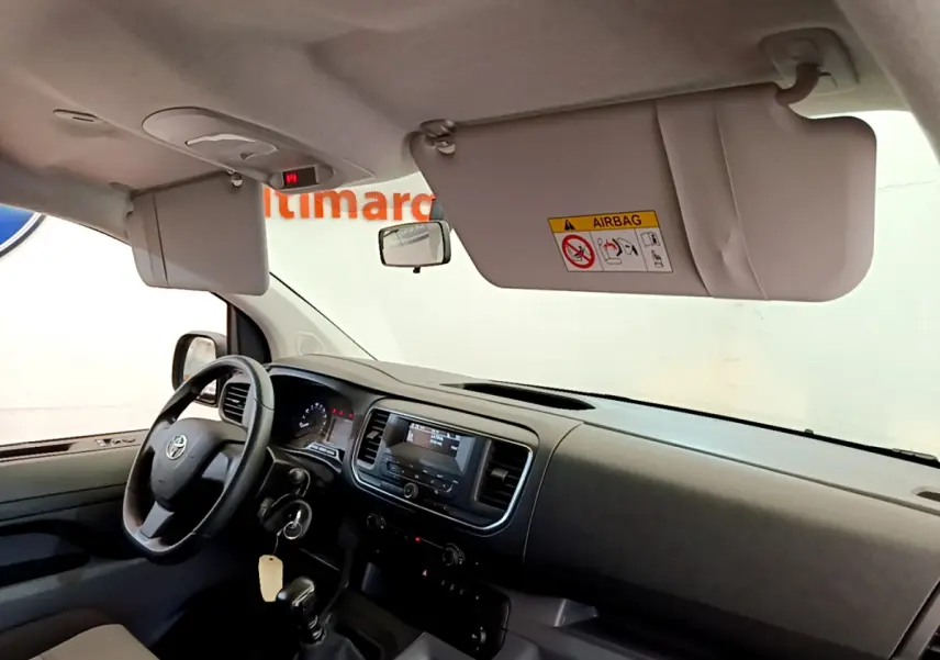 Vue intérieure côté conducteur du Toyota Proace Verso 2019, tableau de bord noir avec volant multifonctions et écran central.