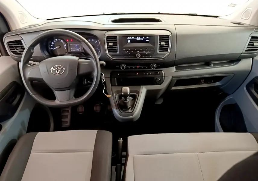Intérieur avant du Toyota Proace Verso gris clair 2019, tableau de bord avec volant multifonctions et boîte manuelle.