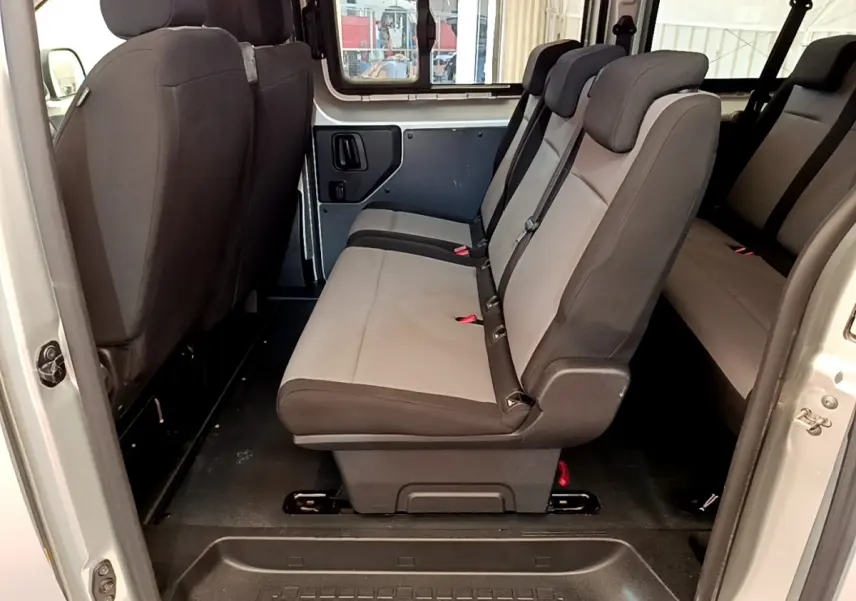 Vue intérieure côté droit du Toyota Proace Verso 2019, sièges gris clair et foncé en tissu, espace passagers visible.