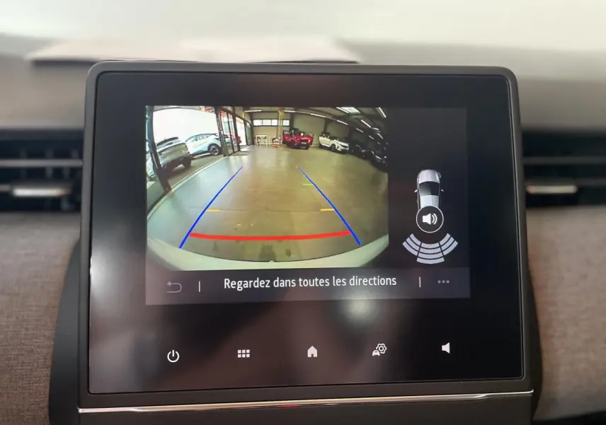 Écran tactile intérieur montrant la caméra de recul avec lignes de guidage sur Renault Clio blanche 2025.