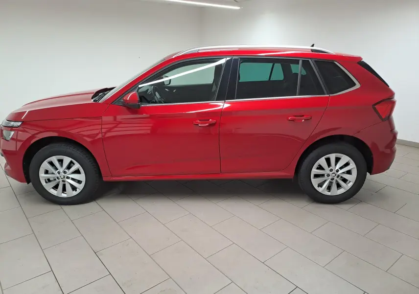 Profil côté gauche du Skoda Kamiq 2024 en Rouge Velvet métallisé, avec jantes alliage et toit ouvrant panoramique.