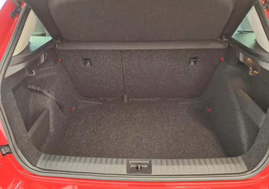 Coffre ouvert du Skoda Kamiq Rouge Velvet 2024, montrant un espace de chargement propre et bien fini.