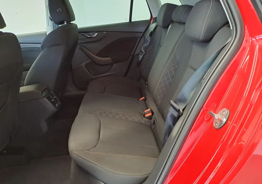 Vue intérieure côté droit des sièges arrière noirs avec surpiqûres contrastantes du Skoda Kamiq Rouge Velvet 2024.