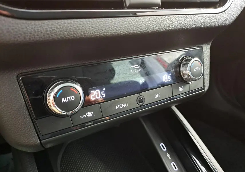 Gros plan sur la commande de climatisation automatique du Skoda Kamiq 2024 avec affichage digital et réglages rotatifs.