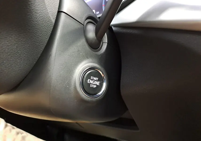 Gros plan sur le bouton Start Engine Stop du tableau de bord du Skoda Kamiq 2024, finition Business.