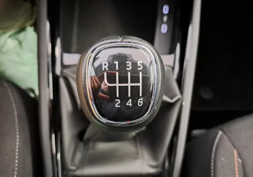 Le levier de vitesse manuel en gros plan du Skoda Kamiq 2024, montrant les six rapports et la marche arrière.