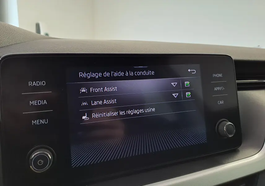 Écran tactile central du Skoda Kamiq 2024 affichant les réglages d'aide à la conduite Front Assist et Lane Assist.