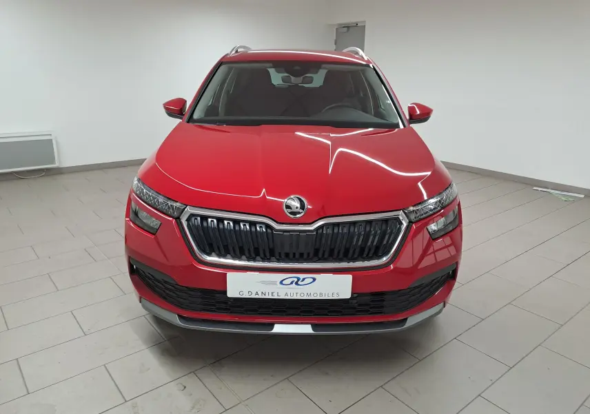 Vue frontale d'un Skoda Kamiq 2024 en rouge Velvet métallisé avec calandre noire et logo centré.