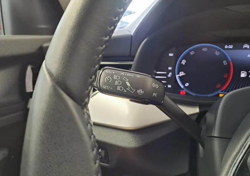 Gros plan sur la commande de régulateur de vitesse au volant d'un Skoda Kamiq 2024 avec Virtual Cockpit visible.