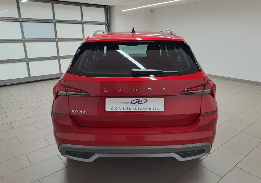 Vue arrière d'un Skoda Kamiq 2024 en Rouge Velvet, avec logo ŠKODA et feux arrière LED distinctifs.