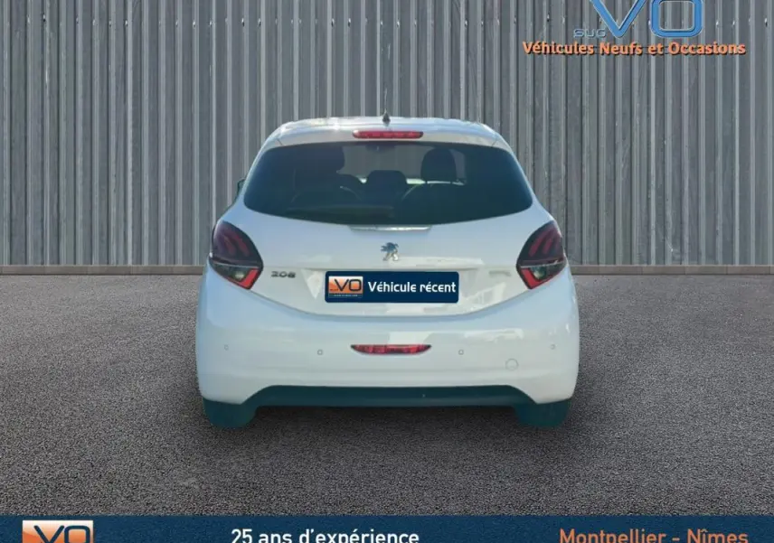 Vue arrière d'une Peugeot 208 blanche de 2015, avec feux arrière foncés et plaque "Véhicule récent" visible.
