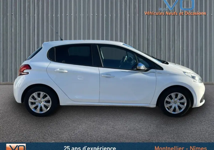 Profil côté gauche d'une Peugeot 208 blanche de 2015, version Urban Soul, avec jantes classiques 15 pouces.