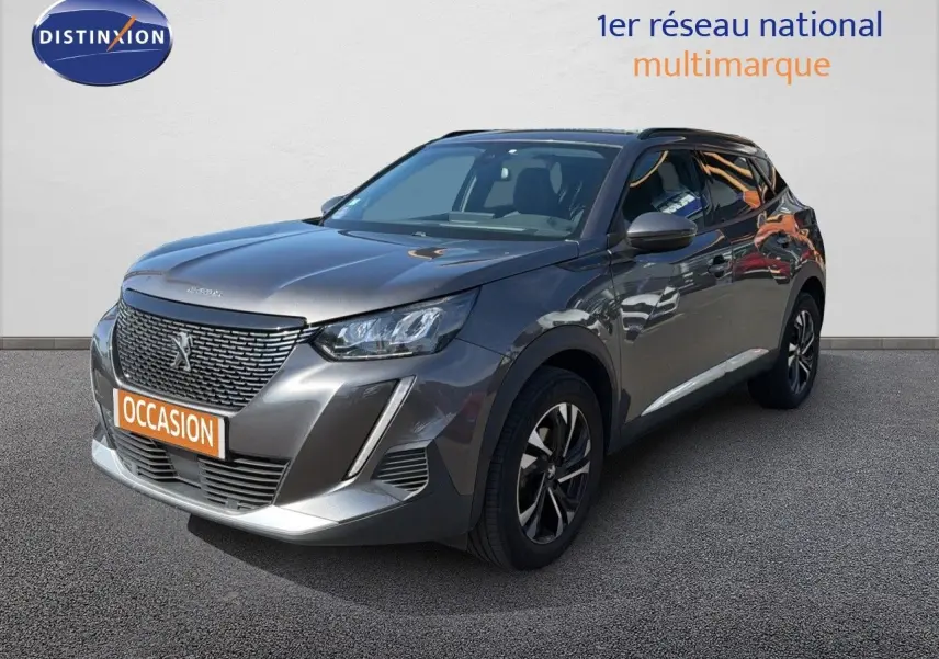 Peugeot 2008 gris platinium en 3/4 avant droit, avec calandre distinctive et jantes bi-ton.