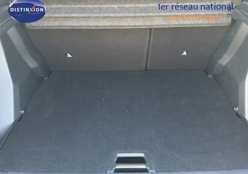Coffre spacieux et vide du Peugeot 2008 gris platinium, vue intérieure depuis l'arrière du véhicule.
