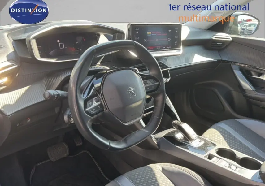 Vue intérieure du poste de conduite de la Peugeot 2008 2020, avec volant compact et tableau de bord numérique.