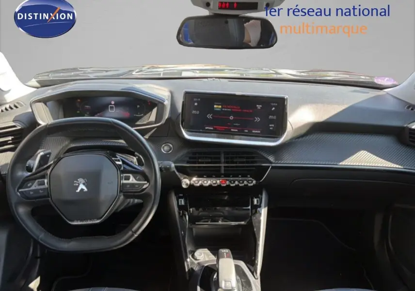 Vue intérieure avant du Peugeot 2008 gris platinium, mettant en valeur le tableau de bord numérique et l’écran tactile central.