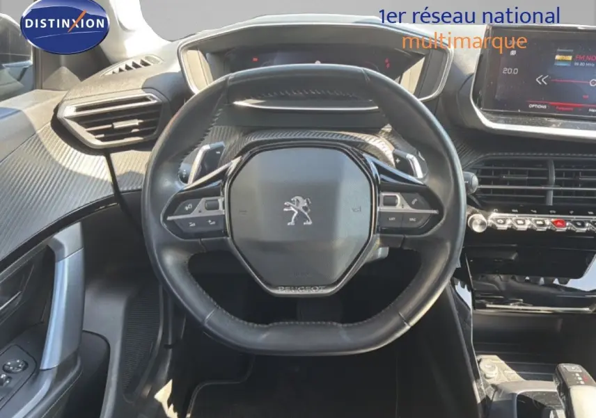 Vue intérieure centrée sur le volant cuir noir du Peugeot 2008 2020 avec tableau de bord et écran tactile visibles.