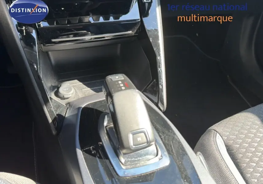 Vue rapprochée du levier de vitesses automatique dans l’habitacle noir d’un Peugeot 2008 gris platinium.
