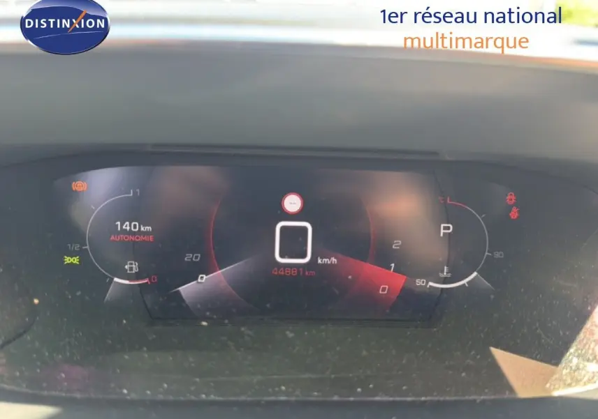 Vue rapprochée du tableau de bord numérique du Peugeot 2008 gris platinium, affichant la vitesse et l'autonomie.