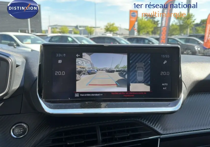 Vue intérieure du tableau de bord de la Peugeot 2008 gris platinium, écran multimédia affichant la caméra de recul.