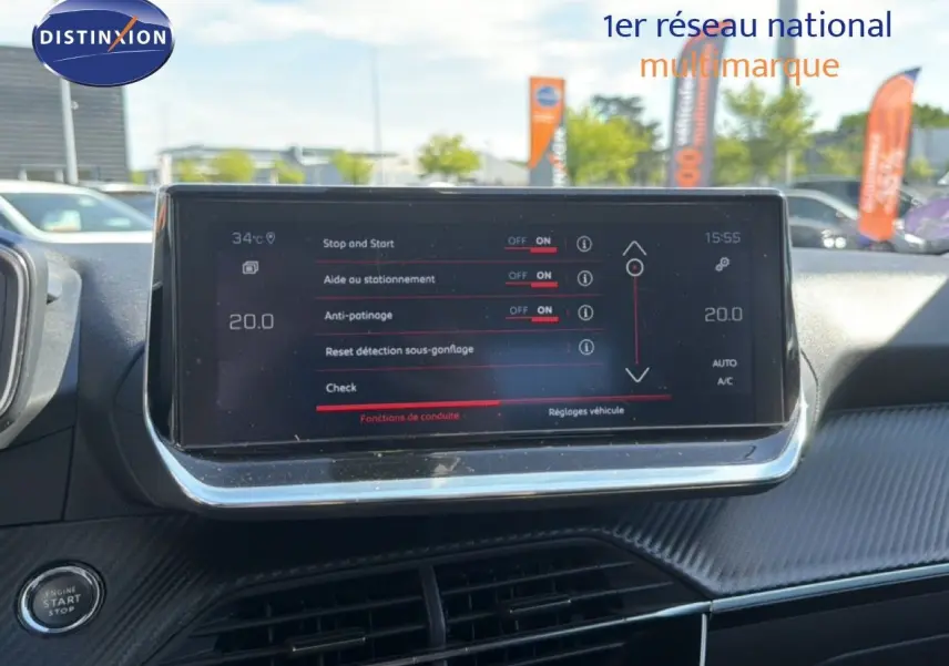 Vue intérieure du tableau de bord de la Peugeot 2008 2020 avec écran tactile affichant les aides à la conduite.