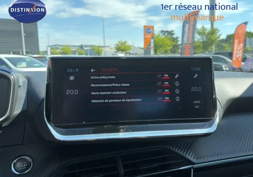 Écran tactile central de la Peugeot 2008 gris platinium, affichant les options de sécurité, vue intérieure avant.