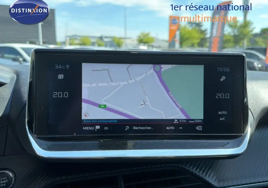 Écran tactile central du tableau de bord du Peugeot 2008 gris platinium, affichant la navigation GPS en extérieur.