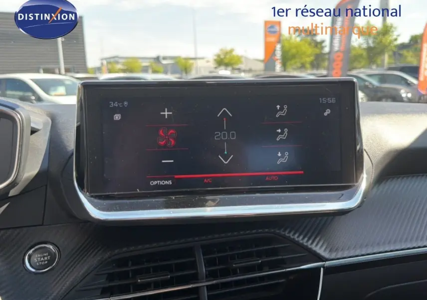 Vue rapprochée de l’écran tactile du tableau de bord de la Peugeot 2008 gris platinium, affichant la climatisation automatique.