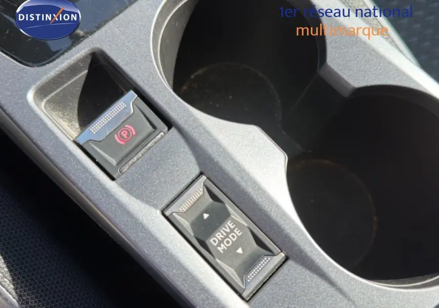 Vue rapprochée du bouton Drive Mode et frein à main électrique sur la console centrale du Peugeot 2008 gris platinium.
