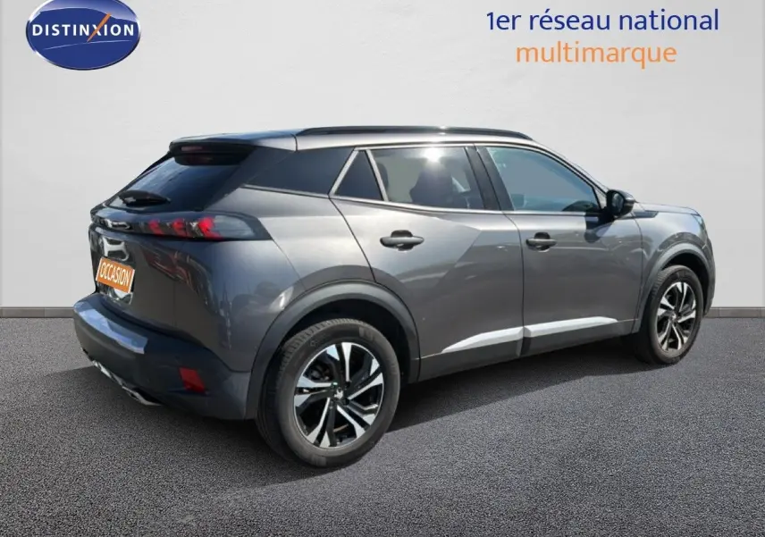 Vue 3/4 arrière droite d'un Peugeot 2008 gris platinium avec jantes bi-ton et feux arrière LED.