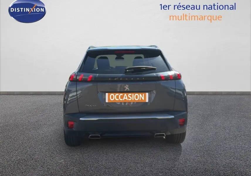 Vue arrière du Peugeot 2008 gris platinium de 2020, avec feux LED et double sortie d’échappement visible.