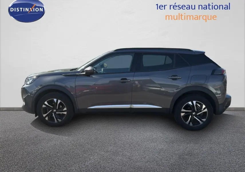 Vue de profil côté gauche d’un Peugeot 2008 gris platinium avec jantes bi-ton et toit noir, version 2020 Essence.