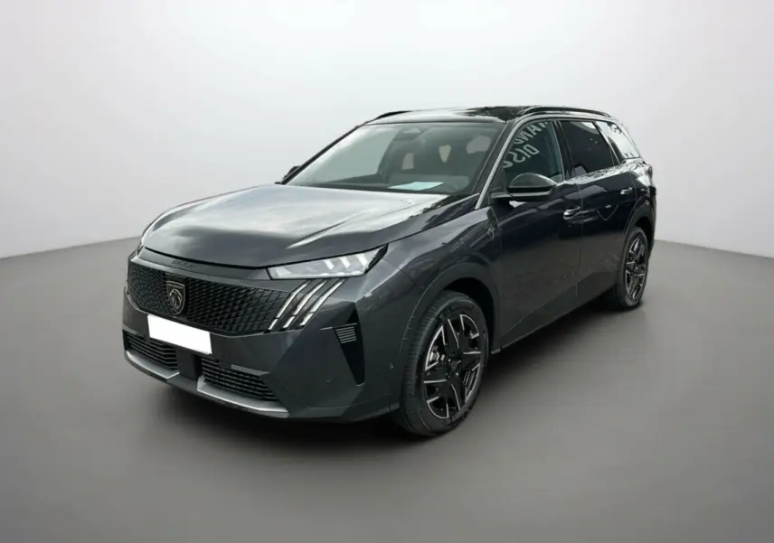 Peugeot 5008 Hybrid 145 gris titane avec toit noir, vue 3/4 avant mettant en valeur ses jantes alu et phares LED.