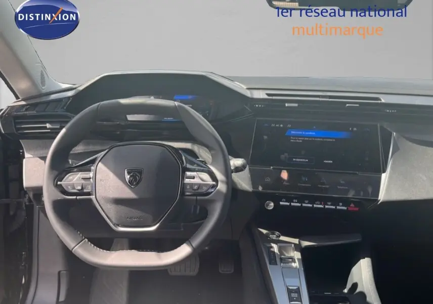 Vue intérieure centrée sur le volant multifonction et le tableau de bord numérique de la Peugeot 308 noir métal 2025.