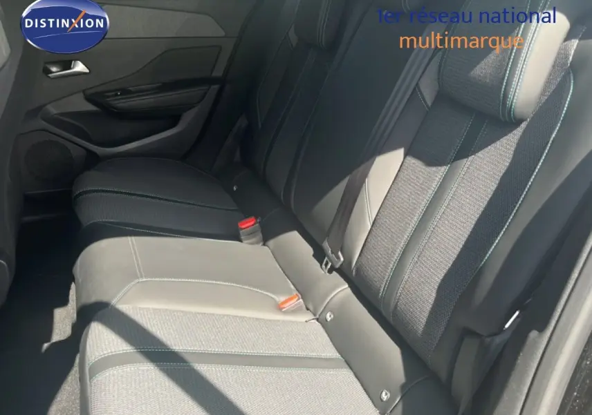 Vue latérale droite de la banquette arrière en tissu et cuir gris noir dans une Peugeot 308 Hybrid 2025 noir métal.