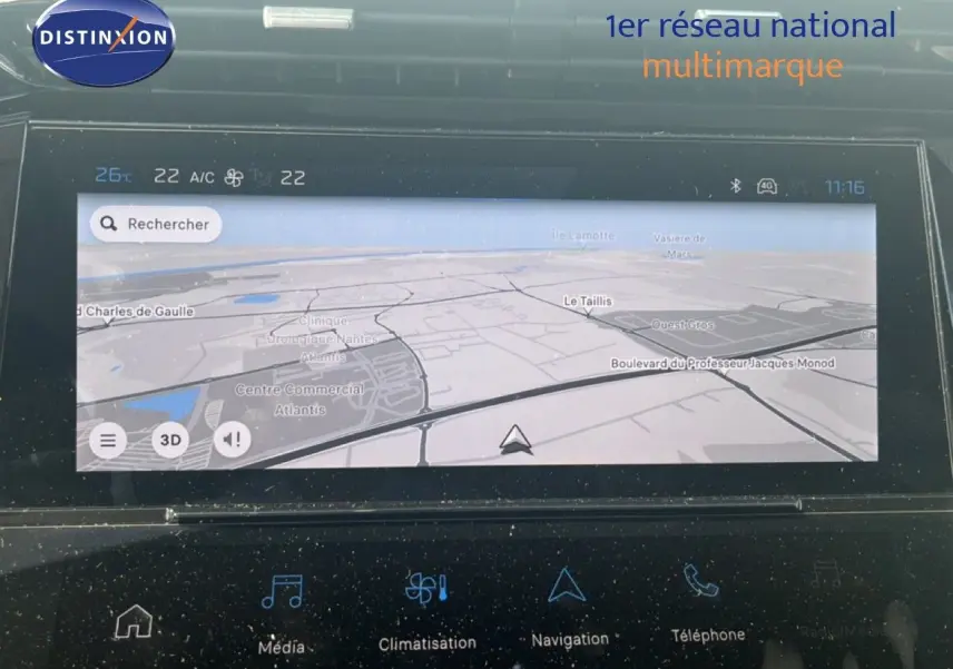 Écran tactile de navigation central de la Peugeot 308 noir métal, affichant une carte en vue frontale.