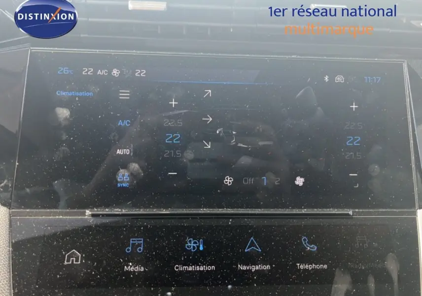 Écran tactile central de la Peugeot 308 Hybrid 2025 montrant les réglages de climatisation en intérieur noir.