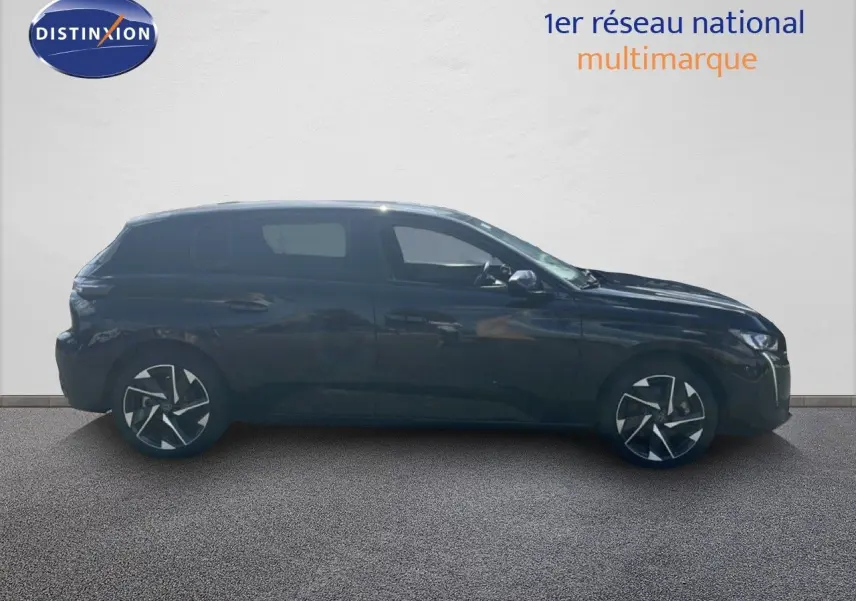 Profil droit d'une Peugeot 308 Hybrid 145ch Allure noir métal, avec jantes alliage distinctives et lignes épurées.