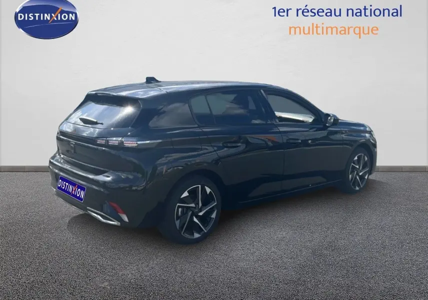 Peugeot 308 Hybrid noir métal vue 3/4 arrière droit, mettant en valeur ses feux arrière LED et jantes bi-ton.