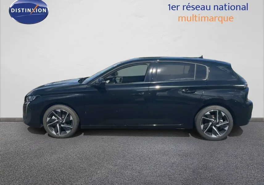 Profil côté gauche d'une Peugeot 308 Hybrid 145ch Allure noir métal avec jantes alliage et vitres teintées.