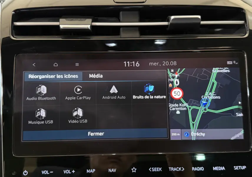 Écran tactile multimédia du Hyundai Tucson noir 2021 affichant navigation et options audio.