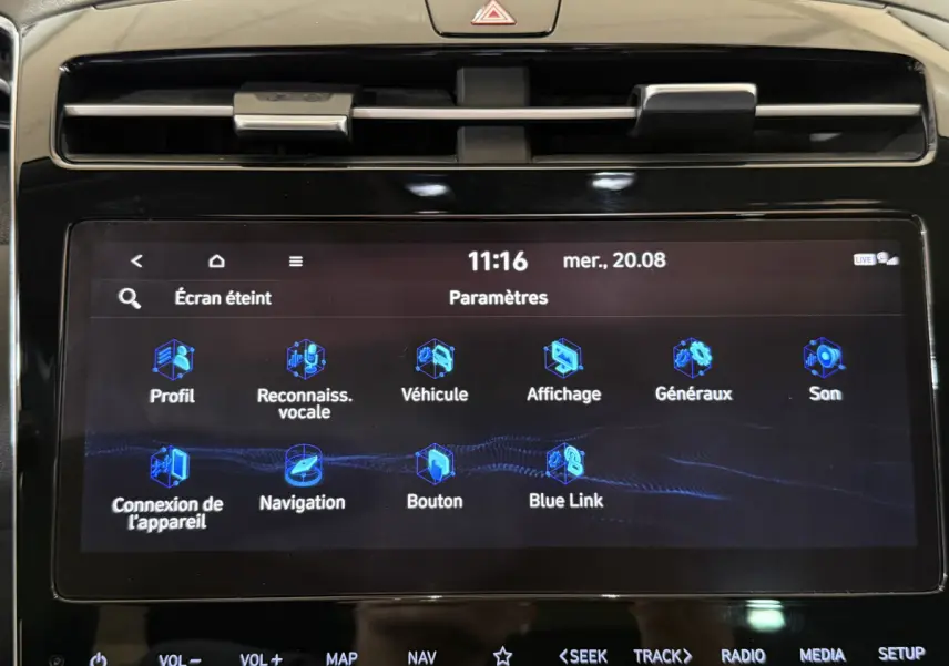 Écran tactile central allumé du tableau de bord du Hyundai Tucson noir, affichant le menu des paramètres.